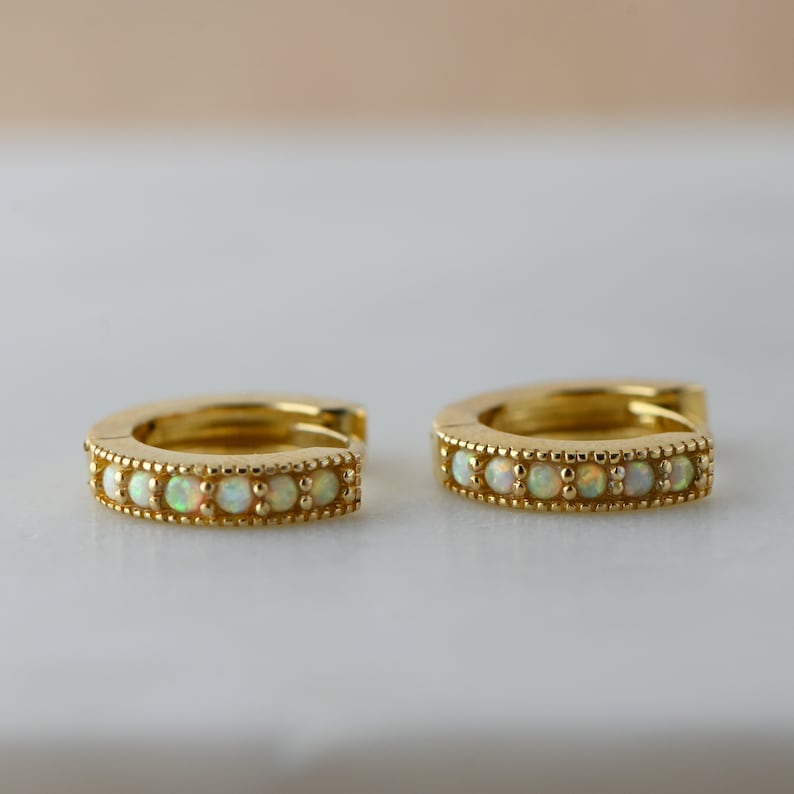 Pendientes de ópalo, pendientes de aro Huggie, joyería de ópalo, regalo de cumpleaños de octubre, pendientes de aro pequeños, pendientes delicados, pendientes minimalistas imagen 1