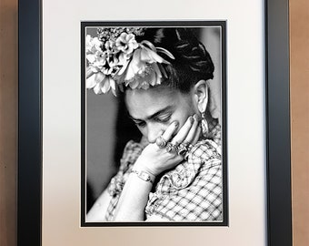 Frida Kahlo Photo noir et blanc encadré professionnellement, mat 8x10.