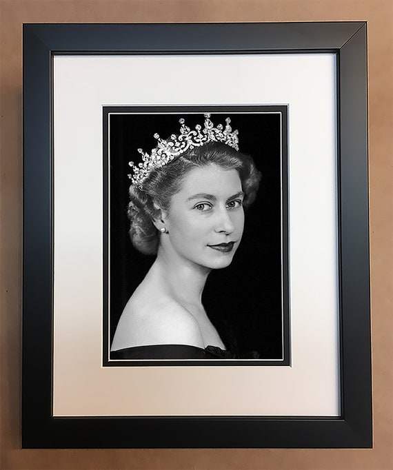 QUEEN ELIZABETH SIGNED 10X8 PHOTO LOOKS AWESOME FRAMED CLASSIC B/&W IMAGE