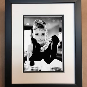 Audrey Hepburn Photo noir et blanc encadré professionnellement, mat 8x10. image 1