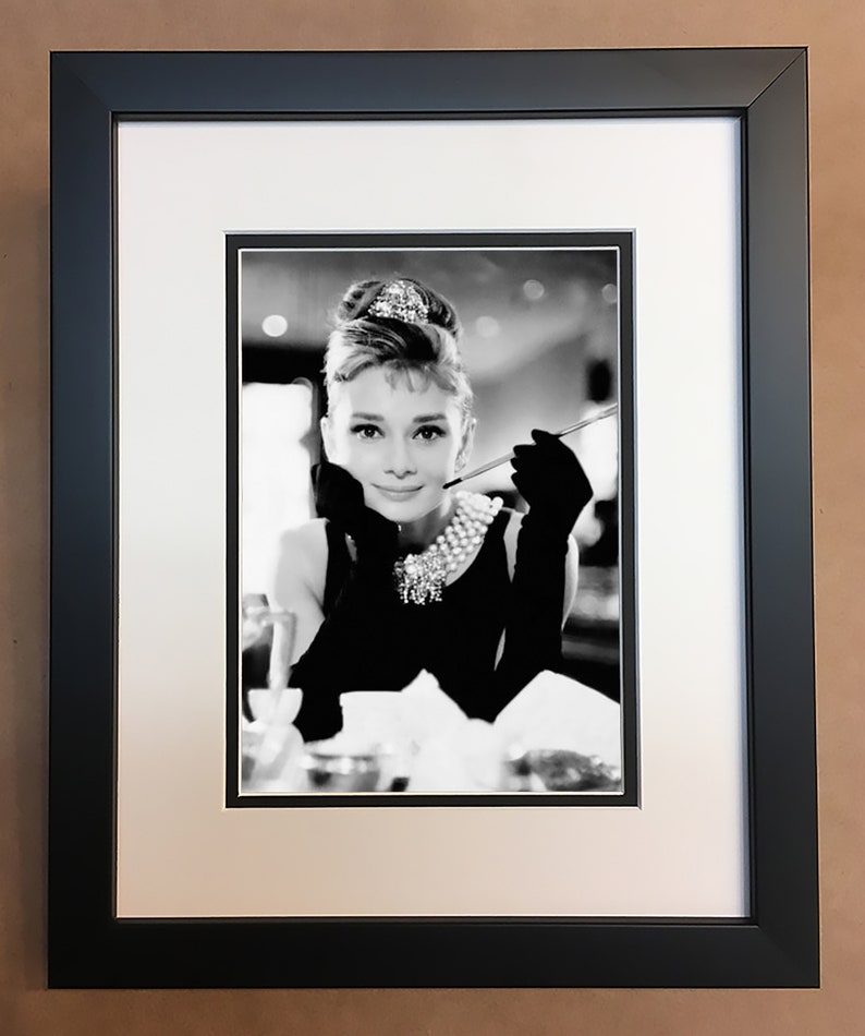 Audrey Hepburn Photo noir et blanc encadré professionnellement, mat 8x10. image 1