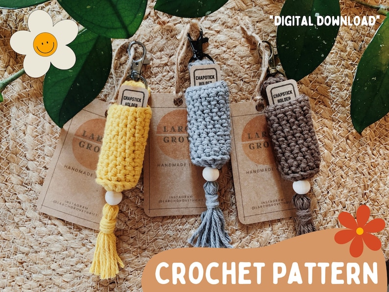 K&ouml;nnte beinhalten: Drei handgefertigte Crochet-Chapstick-Halter in Gelb, Grau und Braun, jeweils mit Quaste und Holzperle. Die Halter haben ein Etikett mit der Aufschrift "CHAPSTICK HOLDER". Das Bild enth&auml;lt auch den Text "CROCHET PATTERN" und "DIGITAL DOWNLOAD".