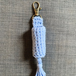 K&ouml;nnte beinhalten: Hellblau geh&auml;kelter Schl&uuml;sselanh&auml;nger mit bronzefarbenem Verschluss und Quaste. Der Text "EXAMPLE OF FINAL PRODUCT" steht oben und "DIGITAL PATTERN FILE ONLY" unten.