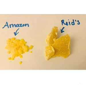 Pu&ograve; includere: L'immagine mostra due campioni di una sostanza gialla. Un campione &egrave; un mucchio di piccoli pezzi granulari, e l'altro &egrave; composto da alcuni pezzi pi&ugrave; grandi e irregolari. La parola "Amazon" &egrave; scritta sopra il campione granulare, e "Reid's" sopra il campione a pezzi.