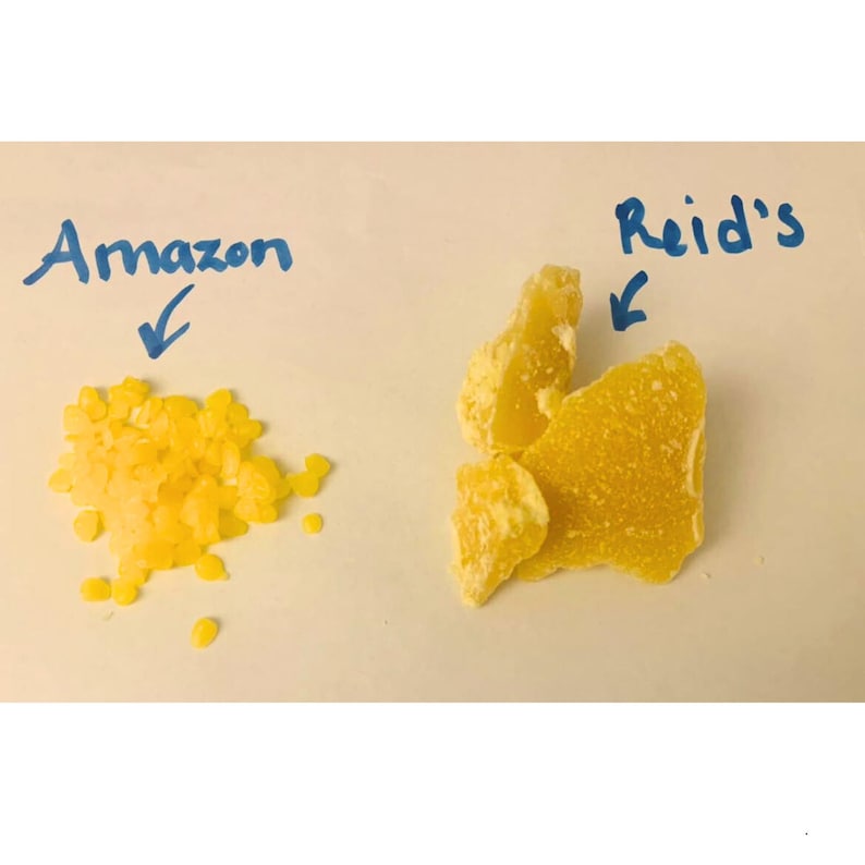 Pu&ograve; includere: L'immagine mostra due campioni di una sostanza gialla. Un campione &egrave; un mucchio di piccoli pezzi granulari, e l'altro &egrave; composto da alcuni pezzi pi&ugrave; grandi e irregolari. La parola "Amazon" &egrave; scritta sopra il campione granulare, e "Reid's" sopra il campione a pezzi.