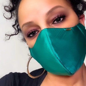 Maschera facciale di raso di seta verde scuro di lusso, maschera facciale di moda USA, foderata in seta riutilizzabile lavabile per pelle sensibile, maschera facciale in raso verde