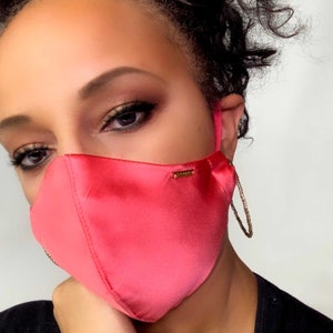 Maschera facciale di lusso in raso di seta rosa salmone, maschera per il viso alla moda USA, riutilizzabile lavabile, foderata in seta per pelle sensibile, maschera viso in raso rosa