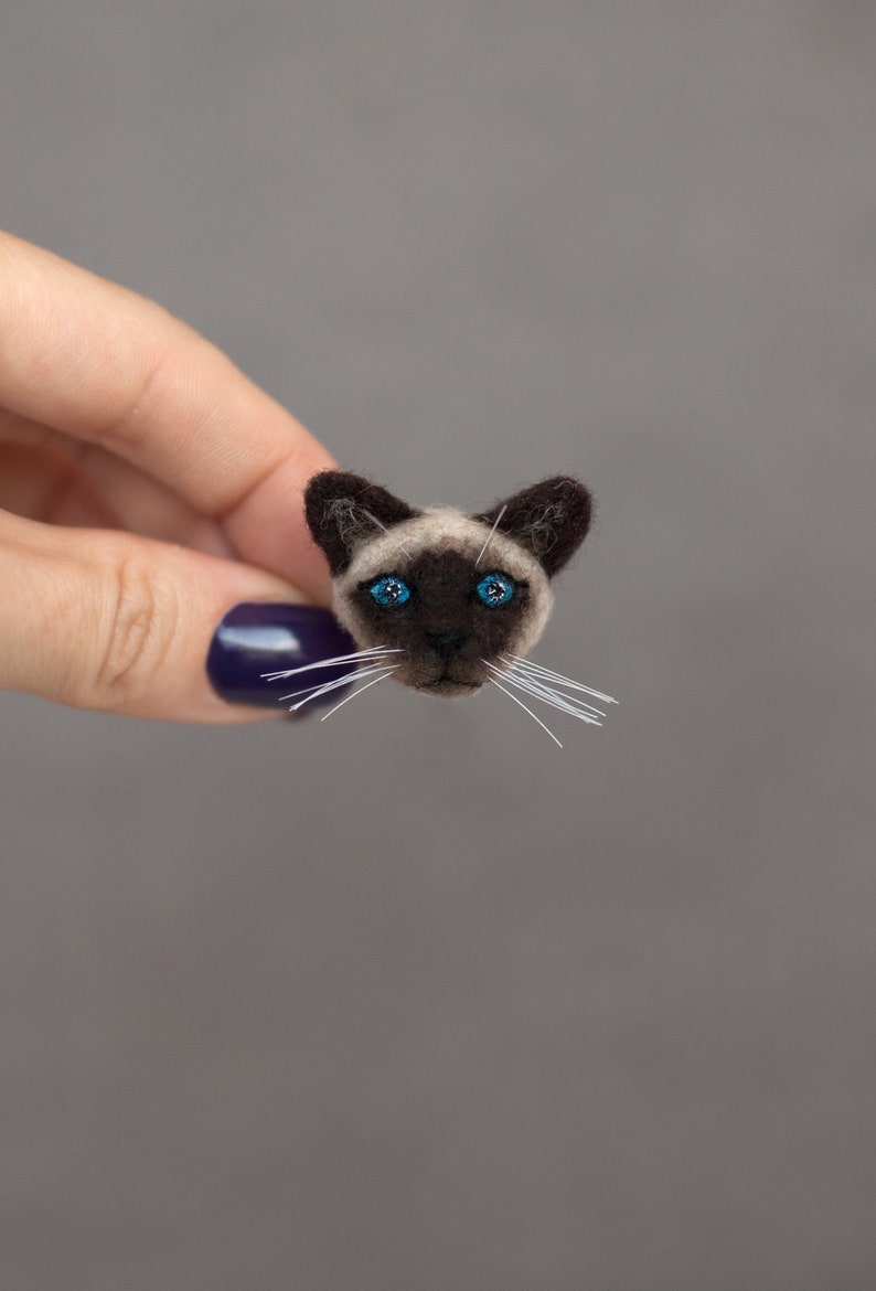 Siamese cat pin, custom cat portrait jewerly image 1