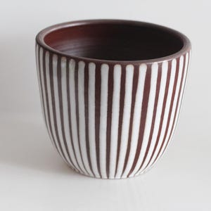 Bloempot van Elly Kuch Studio Pottery: West-Duits gestreept, bruin-wit glazuur, jaren 1960