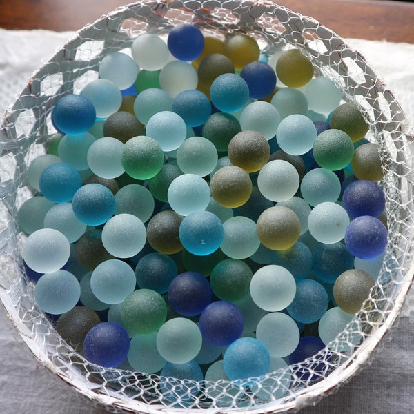 25 Stück gemischte Größen 12mm-16,5mm gemischte Blau-, Grün-, Goldfarben Seeglaskugeln, Milchglasmurmeln, Glasperlen, Trommelsteine