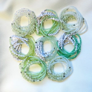Folklore / Eras Tour / Pulseras de la amistad personalizables / Verde claro y plata / Cuentas de cristal y letras acrílicas / Elástico