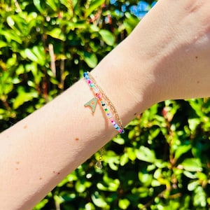 Pulsera con dije de letra / Multicolor rosa, dorado y blanco / Dije de letra bañado en oro con plata de ley / Joyas Y2K / Personalizable