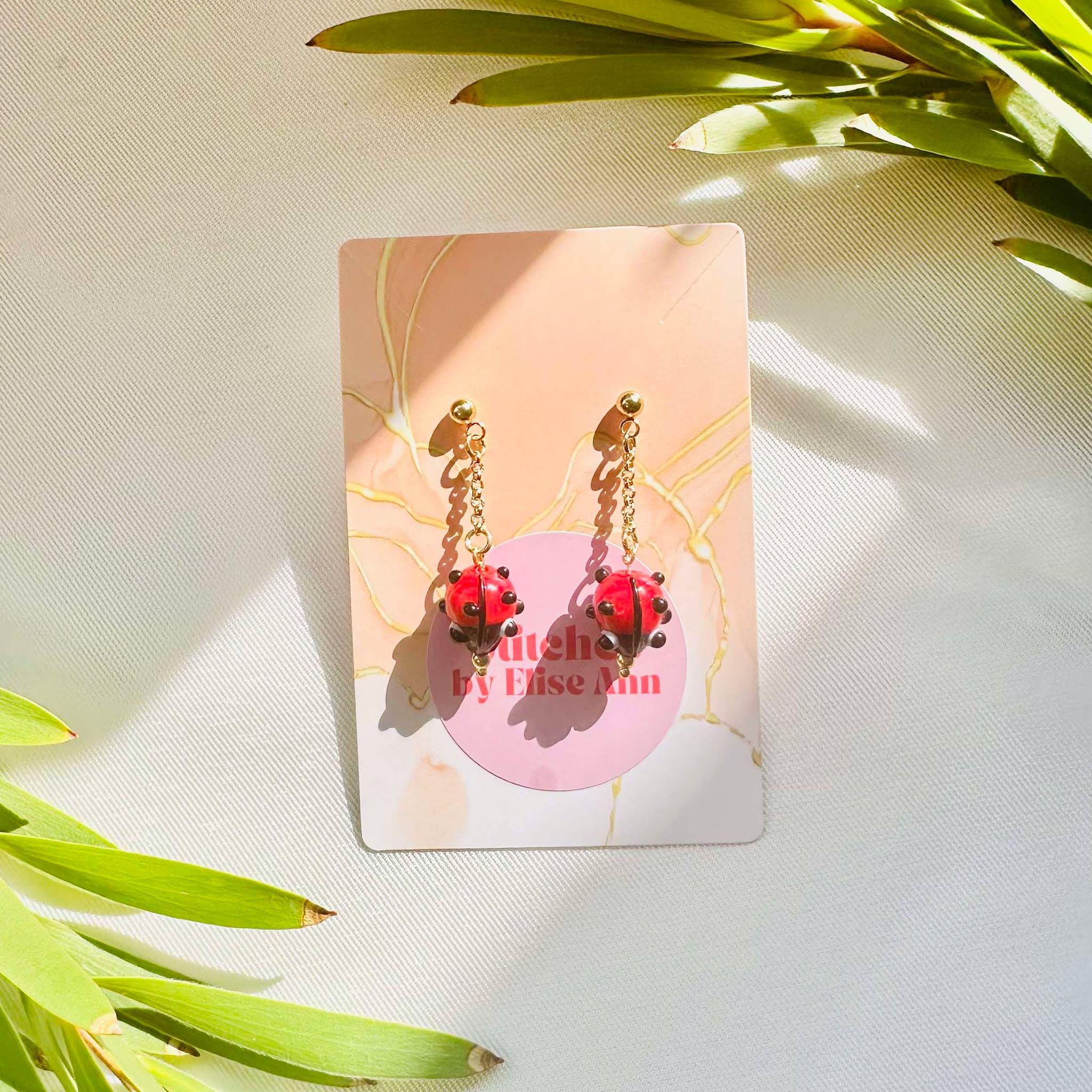 Hangoorbellen lieveheersbeestje: 18k verguld sterlingzilver, glaskralen