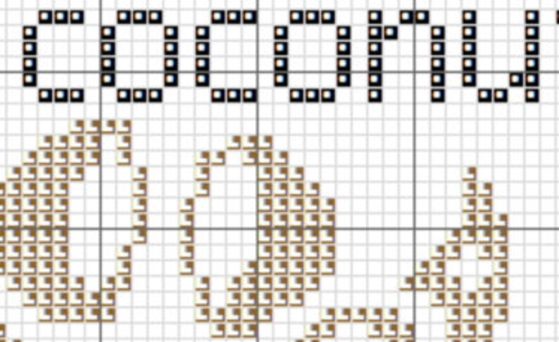 Może przedstawiać: Wz&oacute;r haftu krzyżykowego w kolorze brązowym z napisem "COZY" czarnymi literami.
