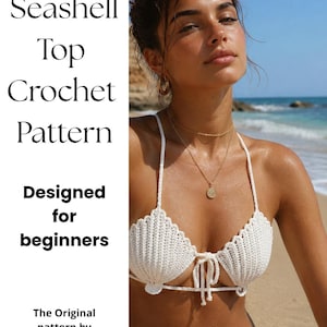 Puede incluir: Un patrón de crochet para un top de concha blanco. La imagen muestra a una mujer que lleva un top de crochet blanco con un diseño de concha. El texto de la imagen dice "Seashell Top Crochet Pattern" y "Designed for beginners". El patrón original es de OMH Studio.