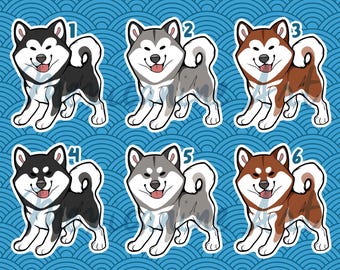 Pode incluir: Uma folha com seis autocolantes de cães em várias cores: preto e branco, cinzento e branco e castanho e branco. Cada autocolante apresenta um cão sorridente com um contorno branco, sobre um fundo azul com um padrão de ondas.