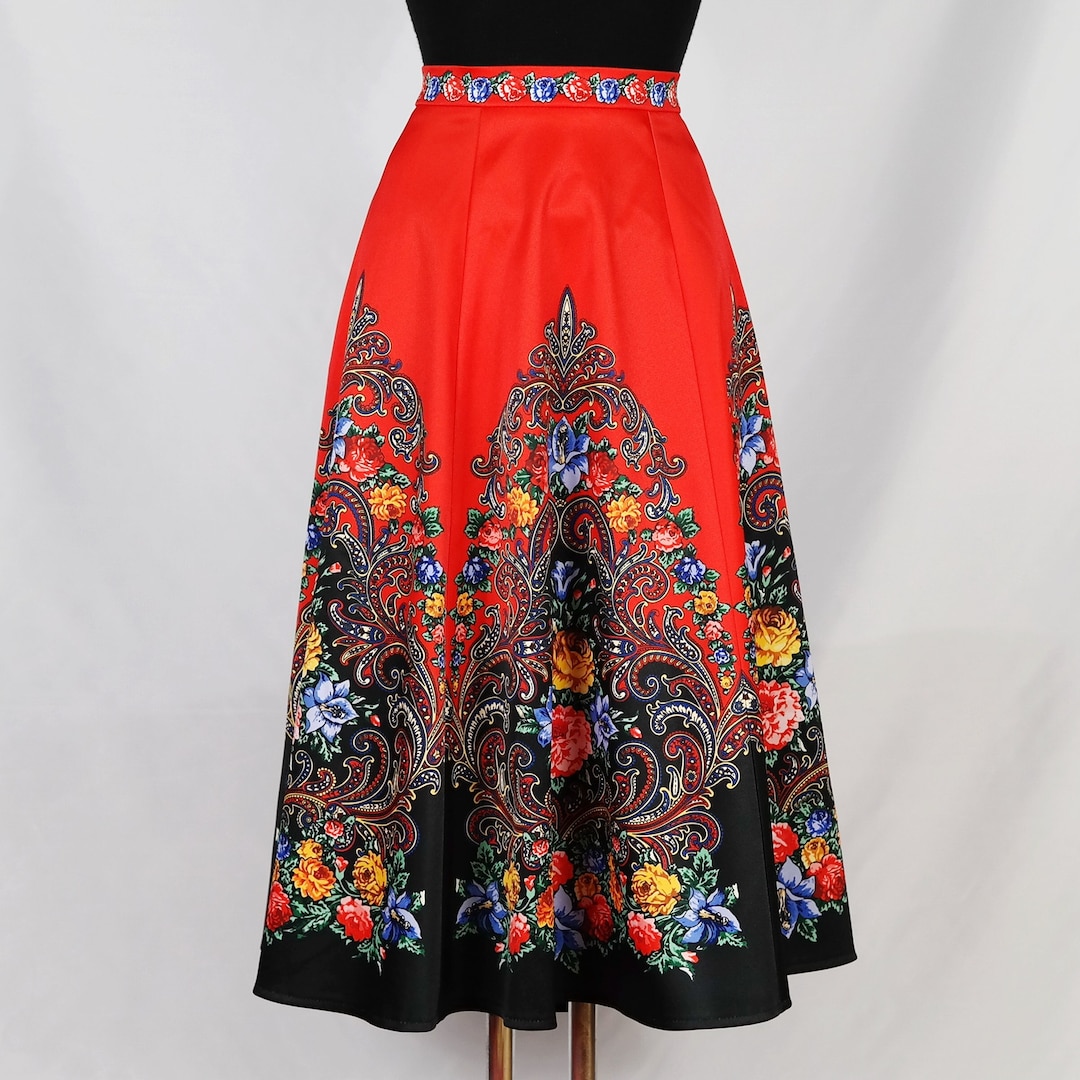 Grades-Plain red bodice Skirt of  red and green colors slanting lines motif