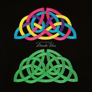 Puede incluir: Dos diseños de nudos celtas sobre un fondo negro. El diseño superior es un bordado colorido con líneas entrelazadas rosas, amarillas, azules y moradas. El diseño inferior es un nudo celta verde. El texto dice "Designed by Marta Kari".