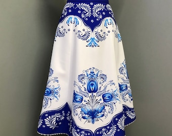 Falda folklórica midi y maxi de corte A con estampados florales checos, húngaros, europeos, en blanco y azul, y arte popular tradicional eslavo y magiar.