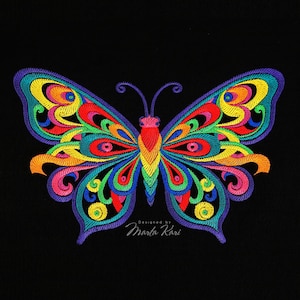 Peut inclure: Un motif de papillon brodé coloré avec des détails complexes dans des tons de rouge, orange, jaune, vert, bleu et violet. Le motif est sur un fond noir et comprend le texte "Designed by Marta Kari".