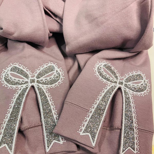 Sudadera con lazo de encaje bordado y purpurina: Diseño de apliques laterales