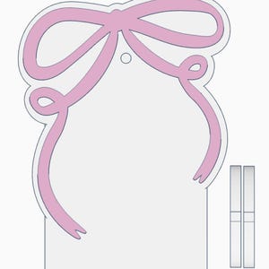 Puede incluir: Un diseño blanco en forma de etiqueta con un lazo y una cinta rosas. El diseño incluye un pequeño agujero en la parte superior y dos formas rectangulares a la derecha. El lazo y la cinta tienen un contorno rosa claro.