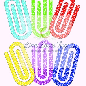 Può includere: Sei design di sublimazione di graffette colorate. Le graffette sono di colore blu, verde, rosso, giallo, viola e blu chiaro. I design sono perfetti per creare artigianato unico e personalizzato.