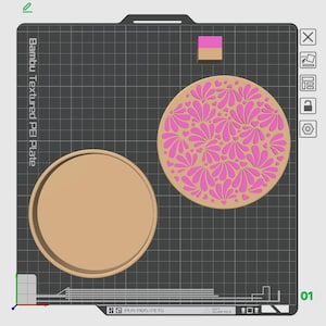 Può includere: Due piatti circolari color beige, uno liscio e uno con un motivo floreale rosa, sono esposti su una griglia nera. Il testo "Bambu Textured PEI Plate" è visibile a sinistra. Sono presenti anche un piccolo campione di colore e il numero "01".