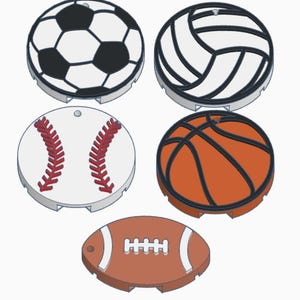Puede incluir: Colección de objetos circulares y ovalados con temática deportiva. Incluye un balón de fútbol, voleibol, béisbol, baloncesto y fútbol americano. Cada artículo tiene un agujero para colgar y está renderizado en 3D con distintos esquemas de color.