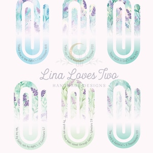 Könnte beinhalten: Digitaler Download mit sechs U-förmigen Designs mit Lavendel- und floralen Aquarellmustern. Jedes Design enthält einen Bibelvers in einem Halbkreis. Der Text "Lavender Faith" steht oben. Der Text unten lautet "Digitaler Download, kein physischer Artikel".