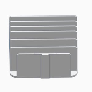 Può includere: Un organizer da scrivania grigio con più fessure orizzontali per contenere documenti o carte. L'organizer ha un divisorio verticale al centro e una base arrotondata, il tutto su sfondo bianco.