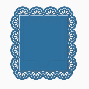 Op de afbeelding: Een blauwe vierkante kaart met een witte geschulpte rand. De kaart heeft een rechthoekige zak aan de onderkant. De witte rand heeft een bloemenpatroon. De kaart staat op een witte achtergrond.