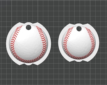 Może przedstawiać: Dwie ozdoby o tematyce baseballowej. Każda ozdoba przedstawia białą piłkę do baseballu z czerwonymi szwami, na białym, zaokrąglonym tle z otworem u góry do zawieszenia. Projekt jest prosty i czysty.