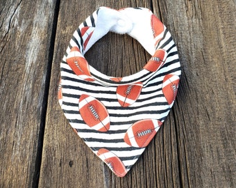 Fußball-Bandana-Lätzchen: Bio-Baumwolle, verstellbare Druckknöpfe.