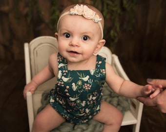 Bio-Babystrampler mit Vogel- und Blumenmuster im Vintage-Stil in smaragdgrün