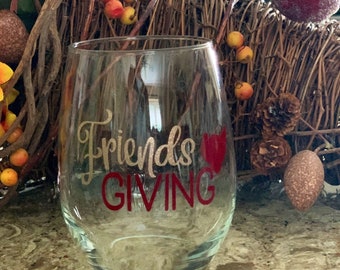 Friendsgiving Wine Glass, Friendsgiving Ideas, Thanksgiving With Friends, Holiday Table Decor, Friendsgiving Place Seating