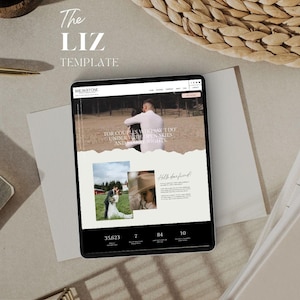 Puede incluir: Una tableta digital que muestra la plantilla The Liz para fotógrafos, con un diseño de sitio web con fotografía de bodas, el texto Breakstone Photography y la frase For couples who say I do under wide open skies and starry nights.