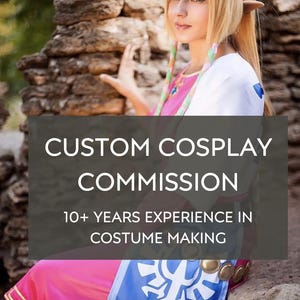 Op de afbeelding: Een persoon in een blonde pruik en cosplay-kostuum, met de tekst "CUSTOM COSPLAY COMMISSION" en "10+ YEARS EXPERIENCE IN COSTUME MAKING". Het kostuum is roze, wit en blauw.
