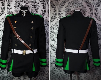 Op de afbeelding: Een zwart militair jack met groene bies en een bruine leren band. Het jack heeft een witte riem met een gouden gesp.