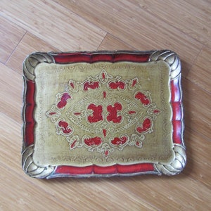 Florentine tray from the 1980s in carved wood decorated with gold and red.