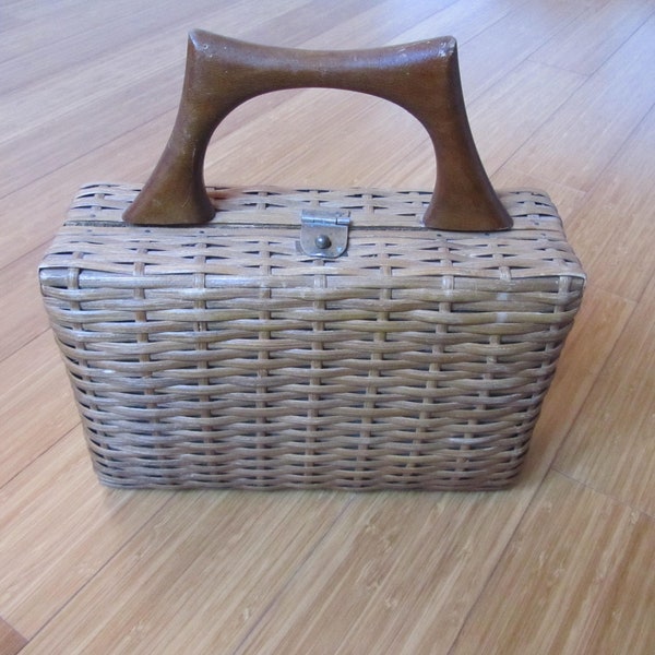 Small wicker handbag and wooden handle - 50s