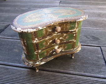Small chest of drawers of Florentine craftsmanship of the 50s in wood decorated in antique gold and green
