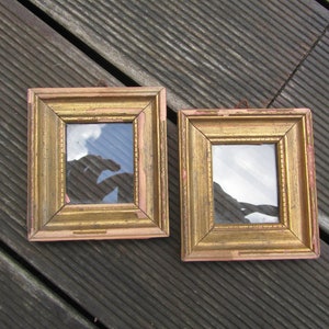 Ensemble de deux petits cadres rectangulaires en bois doré. Années 1950.