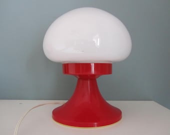 Tischlampe mit rotem Sockel und milchweißer Glaskugel – 1960 – Space Age