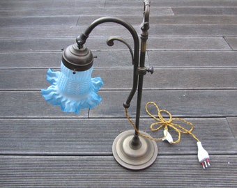 Bronzene Tischlampe im Liberty-Stil mit kleinem blauen Glasschirm – 1980er