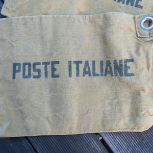 Può includere: Un sacco postale vintage in tela marrone con la scritta "POSTE ITALIANE" stampata in nero.