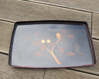 Small Japanese tray in bamboo wood and lacquer with decorations inspired by nature.