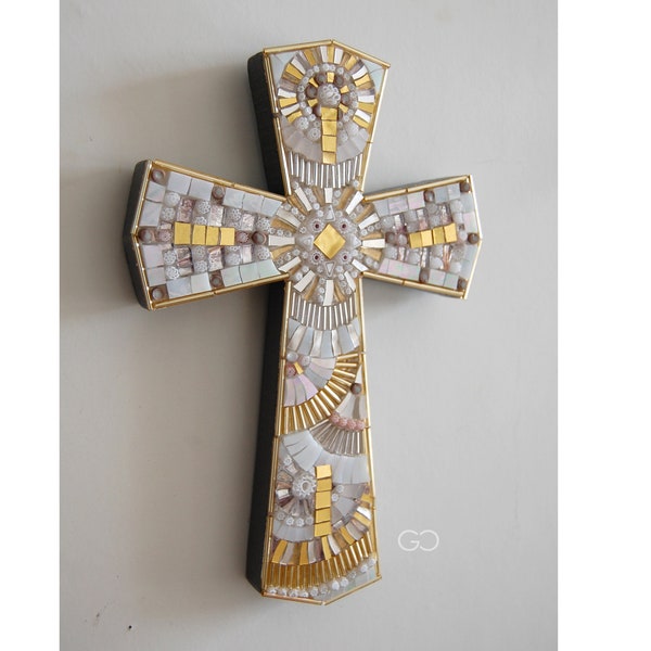Croix en mosaïque blanche et or, en verre artistique de Murano L770/A et Murrine; croix suspendue, croix artistique,