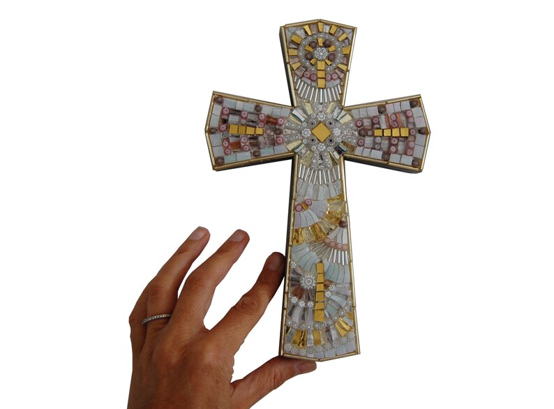 Kreuz in weiß und gold Mosaik in künstlerischen Glas von