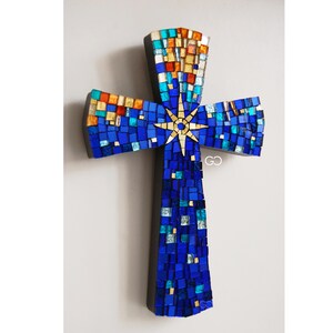 Cruz decorativa suspensa em mosaico de vidro azul dourado sombreado com estrela central de 8 pontas, com caixa de presente tamanho 1